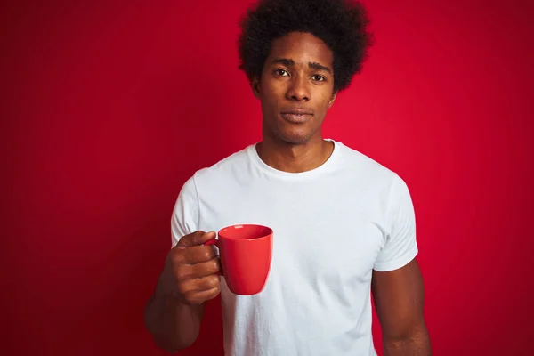 Młody Afrykański Amerykanin Pijący Filiżankę Kawy Stojącej Nad Odizolowanym Czerwonym — Zdjęcie stockowe