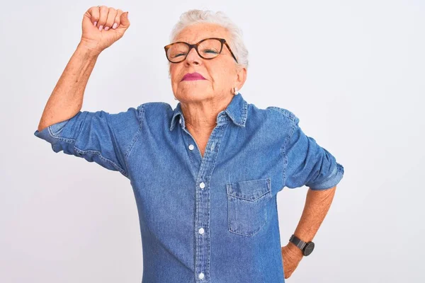 Oudere Grijs Harige Vrouw Draagt Denim Shirt Bril Geïsoleerde Witte — Stockfoto