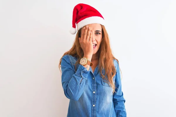 Joven Hermosa Pelirroja Con Sombrero Navidad Sobre Fondo Aislado Que —  Fotos de Stock