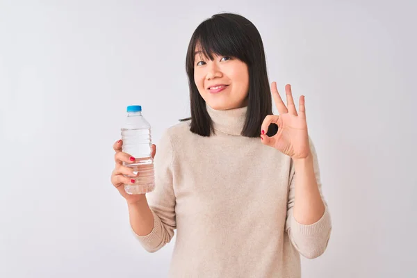 年轻美丽的中国女人 手里拿着一瓶水 独立的白色背景 手拿着手签 很好的象征 — 图库照片