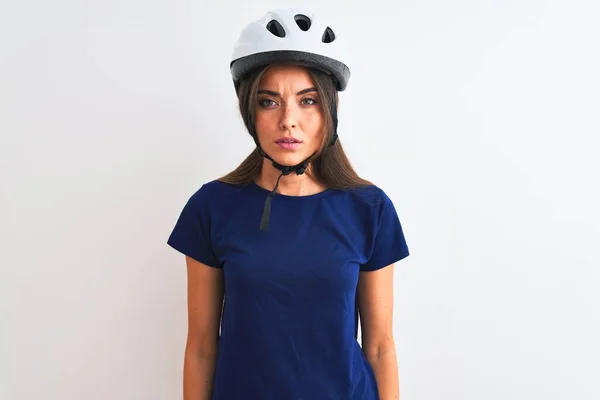 Jovem Mulher Ciclista Bonita Vestindo Capacete Bicicleta Segurança Sobre Fundo — Fotografia de Stock