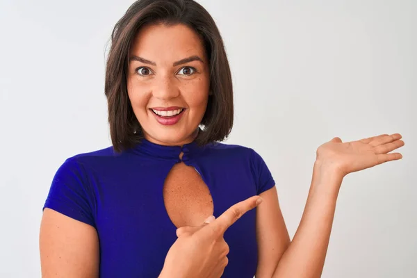 Jovem Mulher Bonita Vestindo Azul Elegante Camiseta Sobre Fundo Branco — Fotografia de Stock