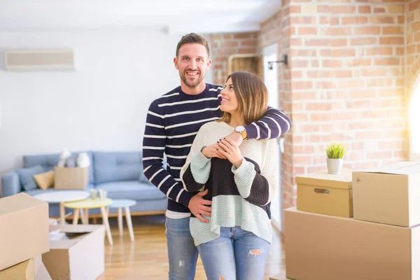 Joven Hermosa Pareja Abrazándose Nuevo Hogar Alrededor Cajas Cartón — Foto de Stock