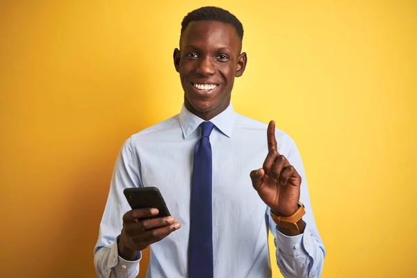 Afrikanisch Amerikanischer Geschäftsmann Mit Smartphone Vor Isoliertem Gelben Hintergrund Überrascht — Stockfoto