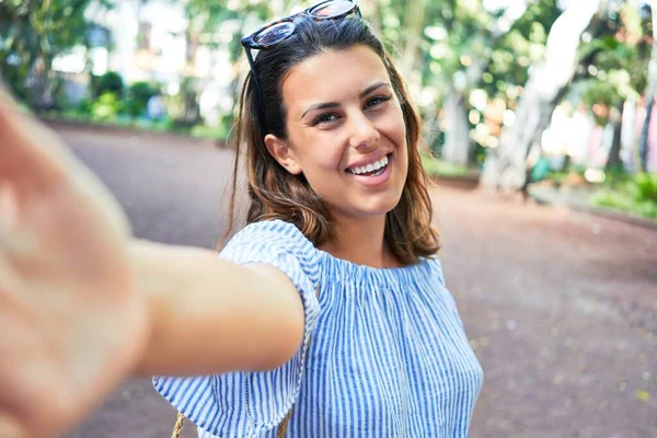 Joven Mujer Beata Sonriendo Feliz Alegre Parque Verde Tomando Una — Foto de Stock