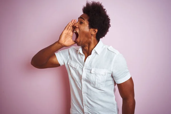 Jovem Americano Com Cabelo Afro Vestindo Camisa Branca Sobre Fundo — Fotografia de Stock