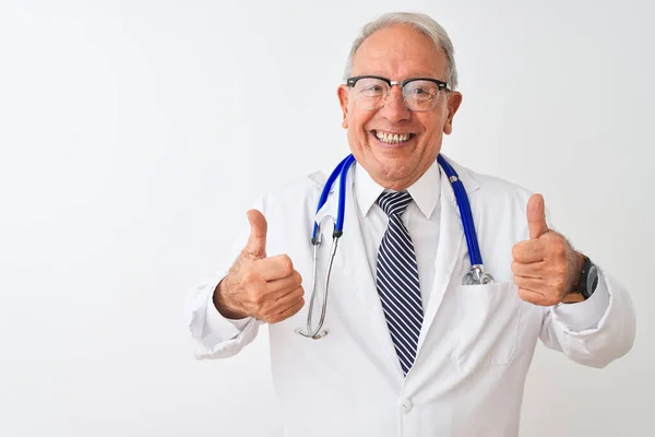 Senior Uomo Medico Dai Capelli Grigi Indossa Stetoscopio Piedi Sopra — Foto Stock