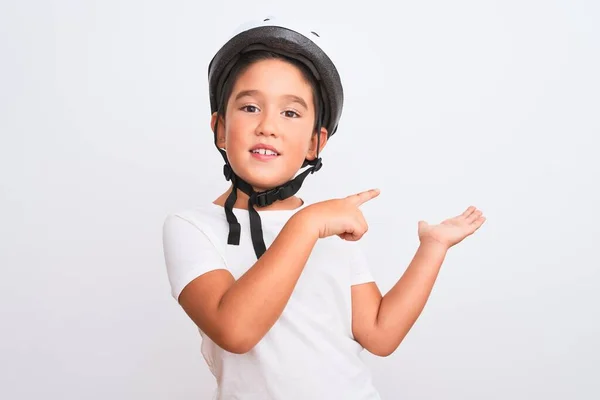 외로운 자전거 헬멧을 아름다운 손가락으로 가리키면서 카메라 앞에서 미소짓고 있습니다 — 스톡 사진