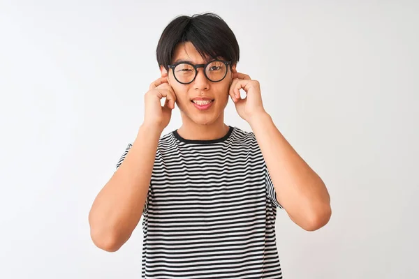 Homem Chinês Vestindo Óculos Camisa Listrada Marinha Sobre Fundo Branco — Fotografia de Stock