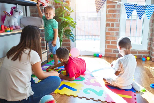 Ung Vacker Lärare Och Småbarn Leker Runt Massor Leksaker Dagis — Stockfoto