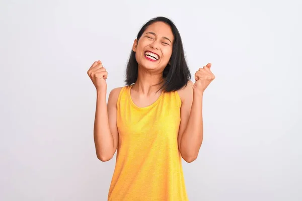 Jonge Chinese Vrouw Draagt Gele Casual Shirt Staan Geïsoleerde Witte — Stockfoto