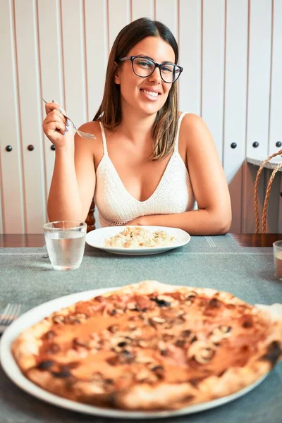 Молода Красива Жінка Сидить Ресторані Насолоджуючись Літніми Канікулами Їдять Макарони — стокове фото
