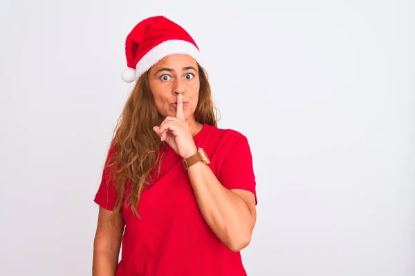 Mulher Madura Meia Idade Usando Chapéu Natal Sobre Fundo Isolado — Fotografia de Stock