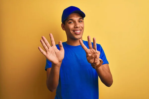 Joven Hombre Guapo Árabe Entrega Pie Sobre Aislado Fondo Amarillo — Foto de Stock