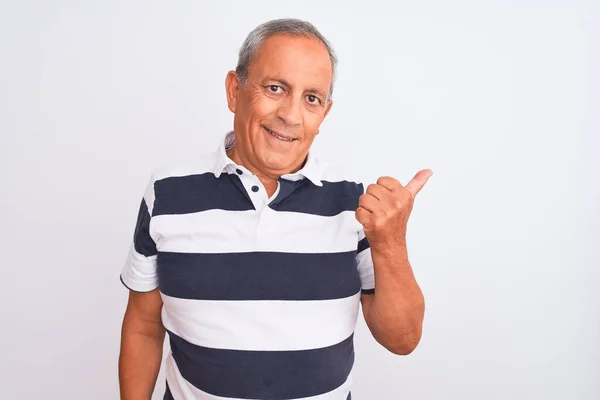 Homem Cabelos Grisalhos Sênior Vestindo Pólo Listrado Casual Sobre Fundo — Fotografia de Stock