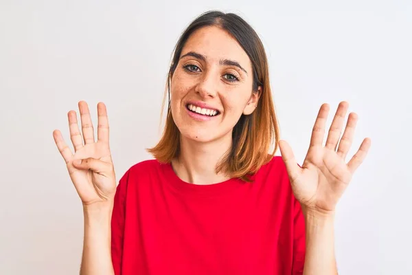 Mulher Ruiva Bonita Vestindo Casual Camiseta Vermelha Sobre Fundo Isolado — Fotografia de Stock