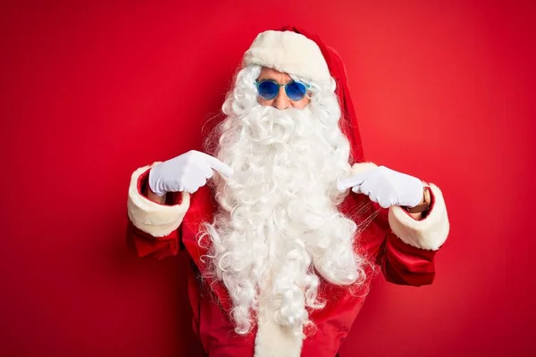 Чоловік Середнього Віку Одягнений Костюм Санта Клауса Сонячні Окуляри Над — стокове фото