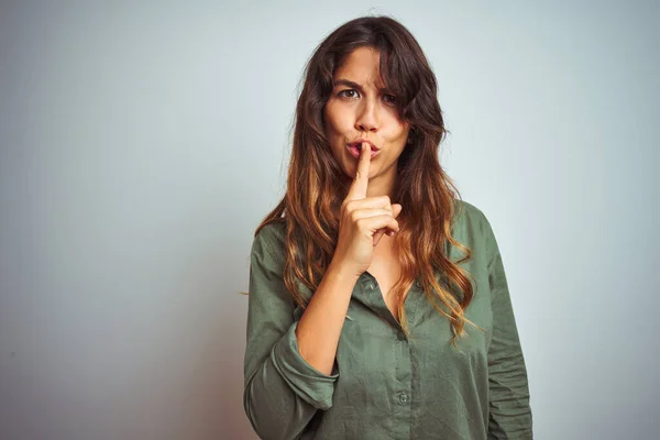 Mujer Hermosa Joven Con Camisa Verde Pie Sobre Fondo Gris — Foto de Stock