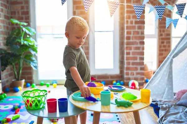 Jovem Caucasiano Brincando Jardim Infância Com Cozinha Brinquedos Pré Escolar — Fotografia de Stock