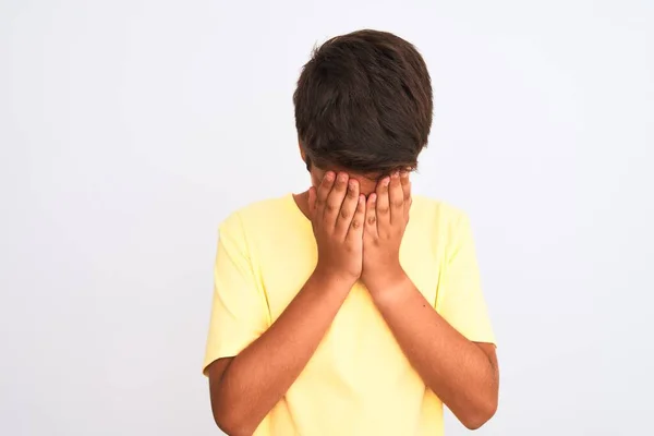 Yakışıklı Genç Çocuk Beyaz Tenli Arka Planda Duruyor Ağlarken Suratını — Stok fotoğraf