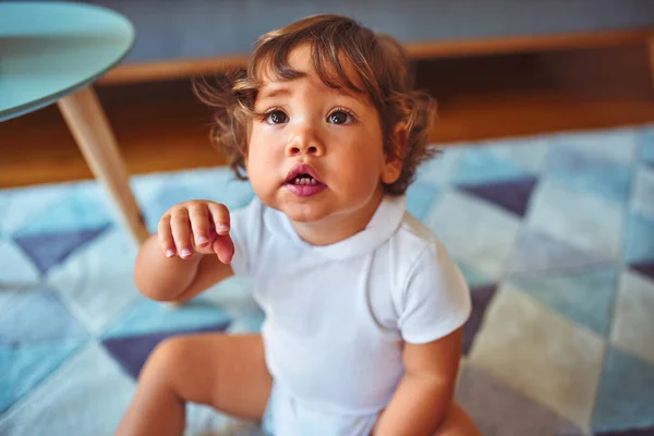 Hermosa Niña Pequeña Con Camiseta Blanca Jugando Alfombra — Foto de Stock