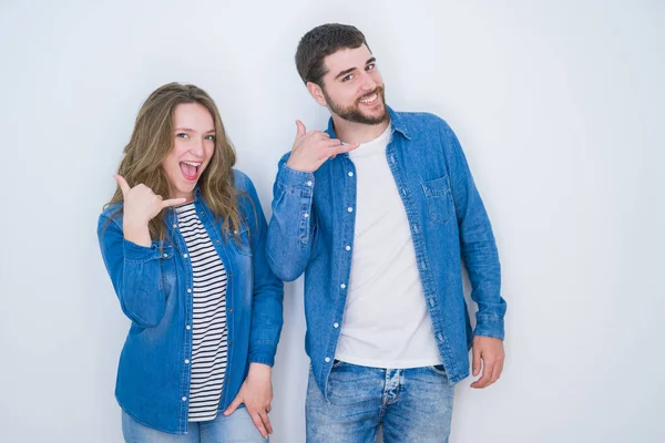 Jovem Lindo Casal Juntos Sobre Fundo Isolado Branco Sorrindo Fazendo — Fotografia de Stock