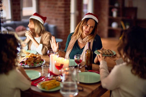 Bellissimo Gruppo Donne Sorridenti Felici Fiduciosi Mangiare Tacchino Arrosto Festeggiare — Foto Stock