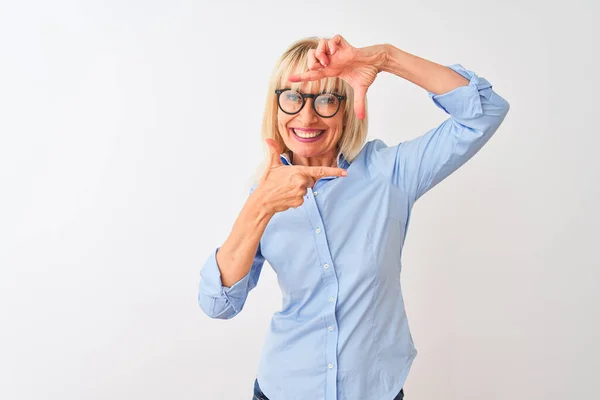 Mujer Negocios Mediana Edad Con Camisa Elegante Gafas Sobre Fondo — Foto de Stock