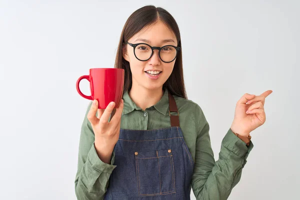 Čínská Barista Žena Nosí Zástěry Brýle Pití Kávy Přes Izolované — Stock fotografie