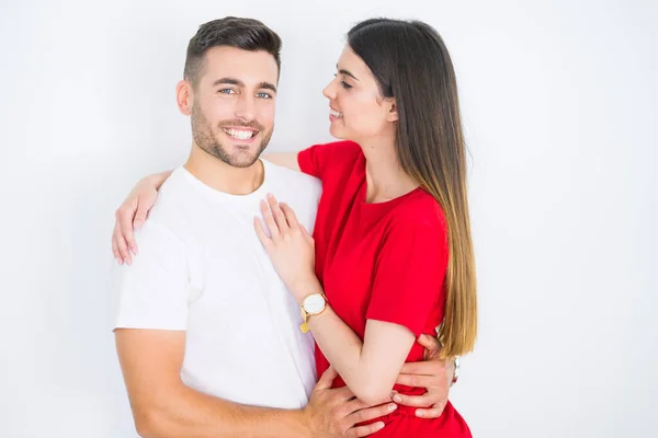 Jovem belo casal apaixonado abraçando branco isolado backg — Fotografia de Stock