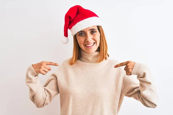 Hermosa Pelirroja Con Sombrero Navidad Sobre Fondo Aislado Mirando Confiado —  Fotos de Stock