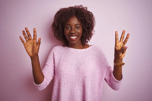 Jonge Afrikaanse Vrouw Draagt Trui Die Een Geïsoleerde Roze Achtergrond — Stockfoto