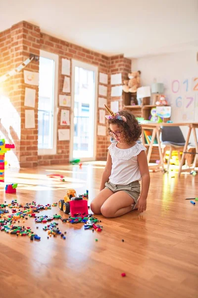 Hermoso Niño Pequeño Con Gafas Diadema Unicornio Jugando Con Tractores — Foto de Stock