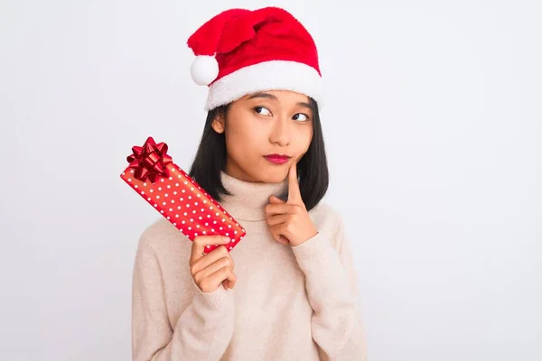 Junge Chinesische Putzfrau Mit Handschuhen Hält Wischmopp Über Isoliertem Weißem — Stockfoto