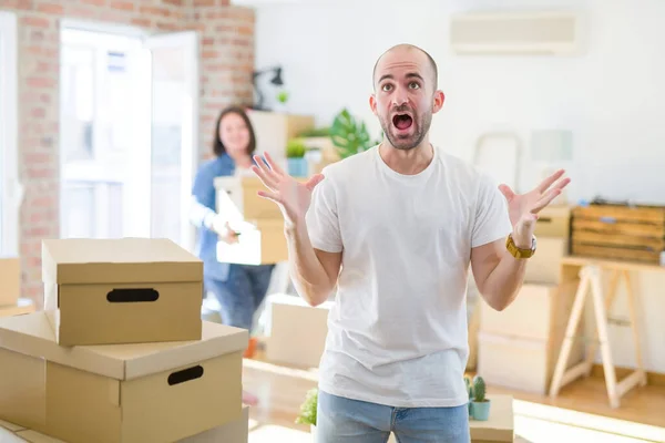 Jonge Paar Rond Kartonnen Dozen Verhuizen Naar Een Nieuw Huis — Stockfoto