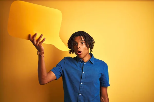 Homem Afro Americano Com Dreadlocks Segurando Bolha Fala Sobre Fundo — Fotografia de Stock