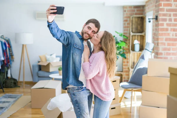 Jovem casal bonito tirando uma foto selfie usando o smartphone sm — Fotografia de Stock