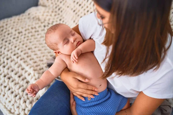 Jonge Mooie Vrouw Haar Baby Bank Deken Thuis Pasgeboren Moeder — Stockfoto