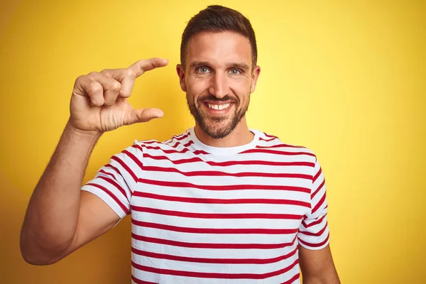 Jonge Knappe Man Draagt Casual Rood Gestreepte Shirt Gele Geïsoleerde — Stockfoto