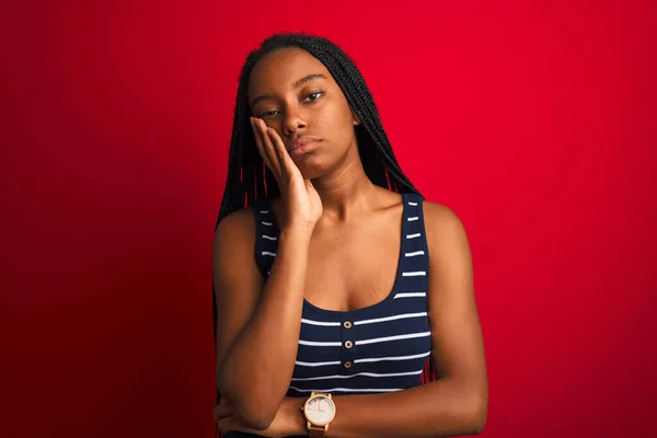 Mujer Afroamericana Joven Con Camiseta Rayas Pie Sobre Fondo Rojo —  Fotos de Stock