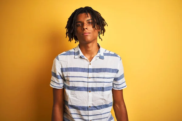 Sarı Arka Plan Üzerine Çizgili Tişört Giyen Afro Amerikan Bir — Stok fotoğraf