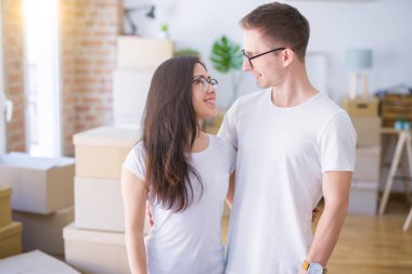 Genç, güzel, mutlu çift yeni evine taşınırken