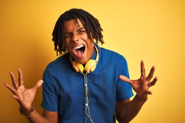 Sarı arka planda kulaklık takmış Afro-Amerikan bir adam kollarını kaldırmış ve gözleri kapalı heyecanla haykırarak başarıyı kutluyor. Kazanan konsept