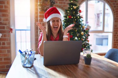 Noel 'de dizüstü bilgisayarla çalışan güzel bir kadın Noel Baba şapkası takıyor ve başarıya deli gibi seviniyor. Kollarını kaldırıp, gözlerini kapatarak heyecanla haykırıyor. Kazanan konsept