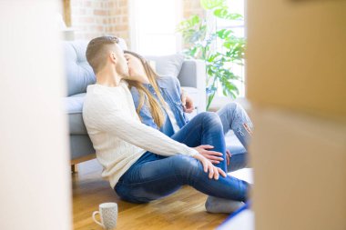 Yeni daire, SM katında oturan genç güzel çift