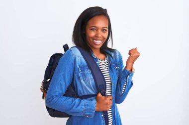 Afrika kökenli Amerikalı genç bir bayan sırt çantası takıyor. Gururla bağırıyor, zaferi ve başarıyı kutluyor. Çok heyecanlı, coşkulu bir duygu.