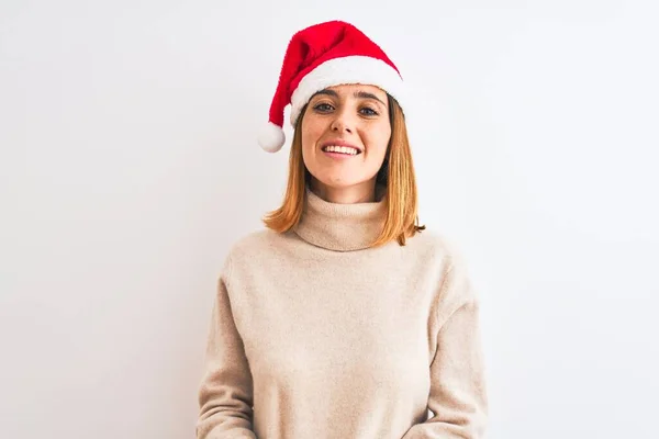 Mulher Ruiva Bonita Usando Chapéu Natal Sobre Fundo Isolado Com — Fotografia de Stock