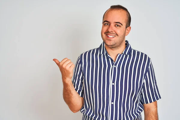 Jovem Vestindo Camisa Listrada Azul Sobre Fundo Branco Isolado Sorrindo — Fotografia de Stock