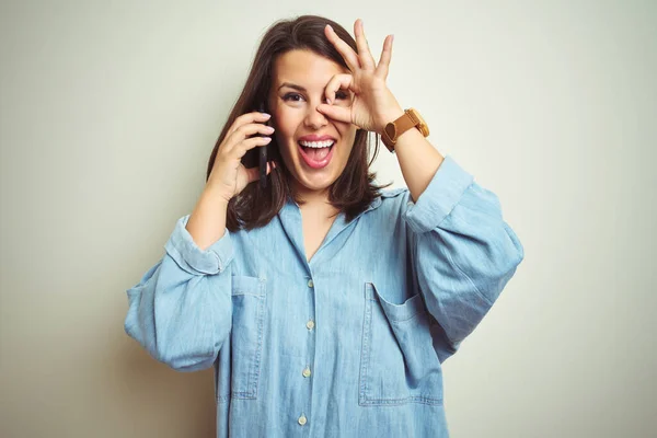 Junge Schöne Frau Die Ein Gespräch Mit Dem Smartphone Über — Stockfoto