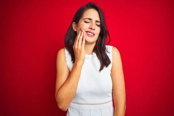 Mujer Hermosa Joven Con Vestido Blanco Pie Sobre Fondo Rojo —  Fotos de Stock